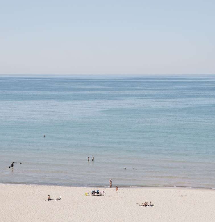 Praia de areia pelo oceano calmo quebra-cabeças online