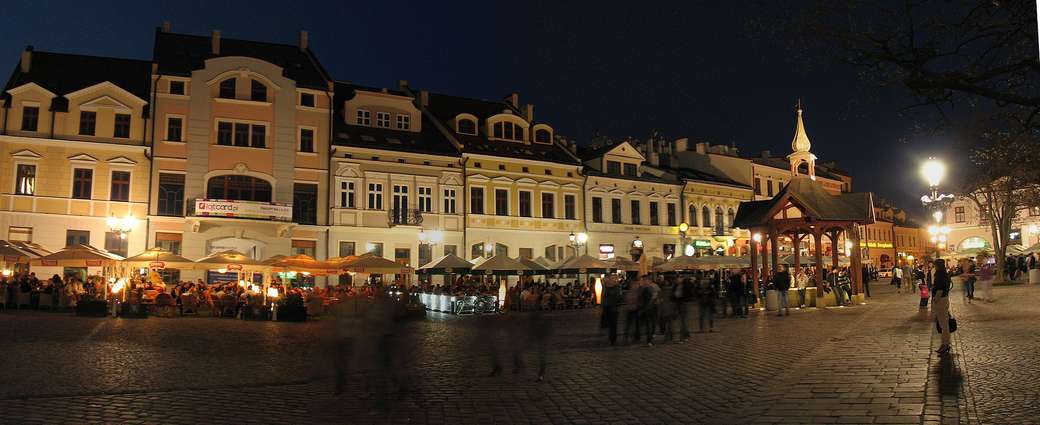 Marknadstorget i Rzeszów på natten pussel på nätet
