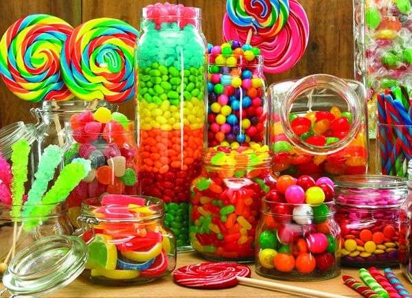 Süßigkeiten auf einem Tisch Puzzlespiel online