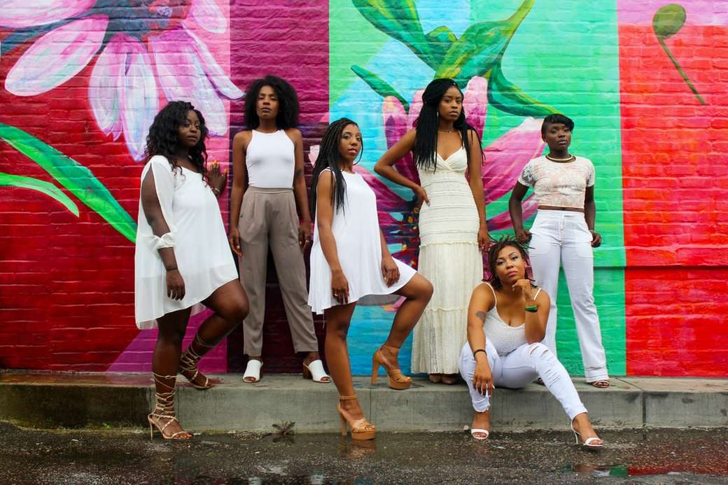 seis mujeres vestidas con pantalones blancos posando rompecabezas en línea