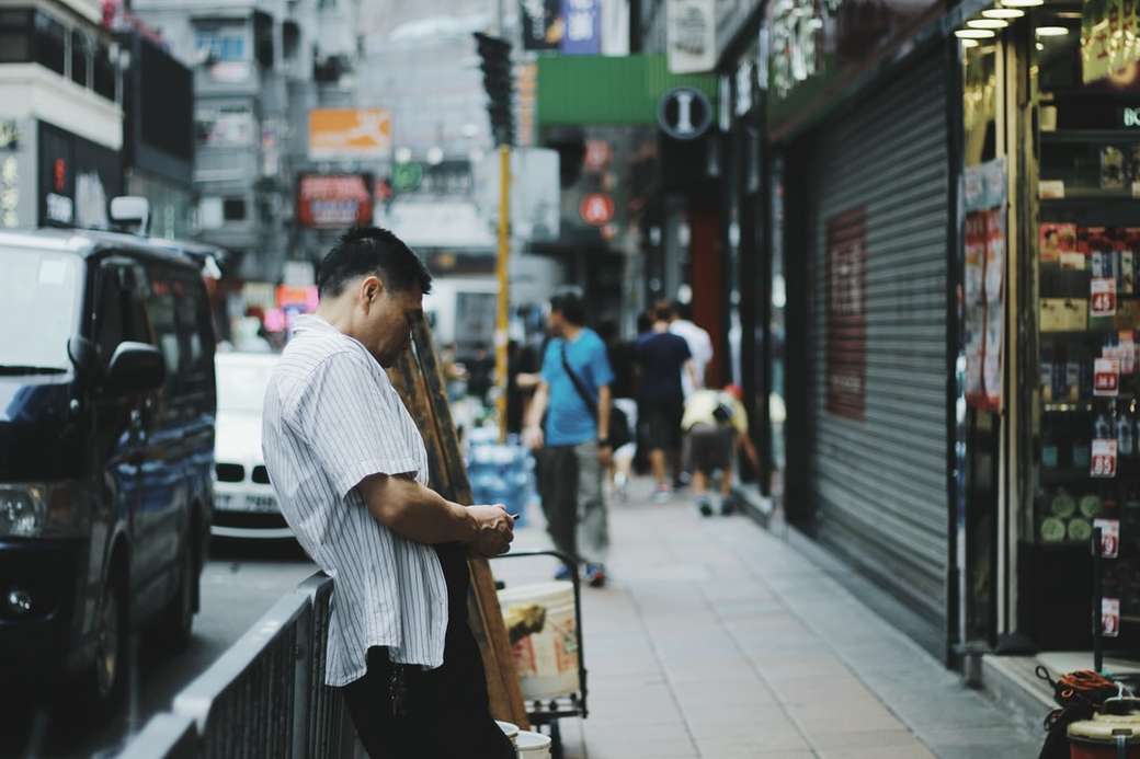Άνθρωπος στην άκρη του δρόμου της πόλης online παζλ