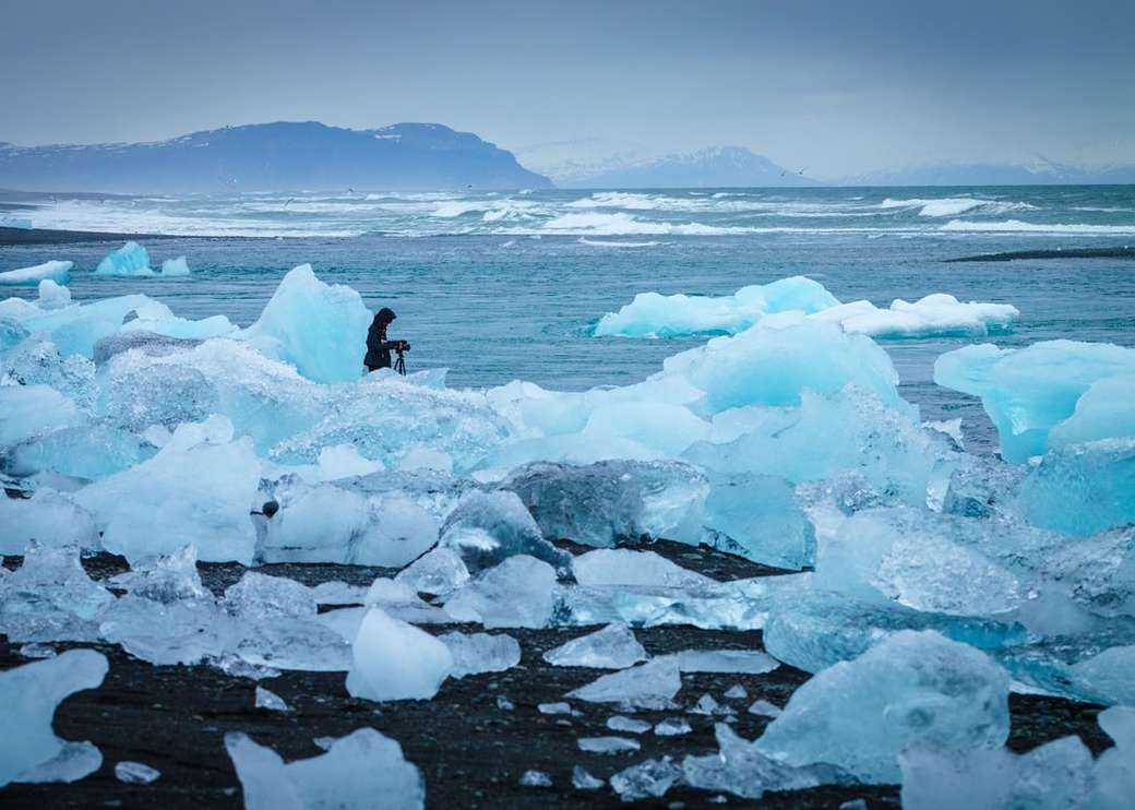 homem de pé no meio do iceberg quebra-cabeças online