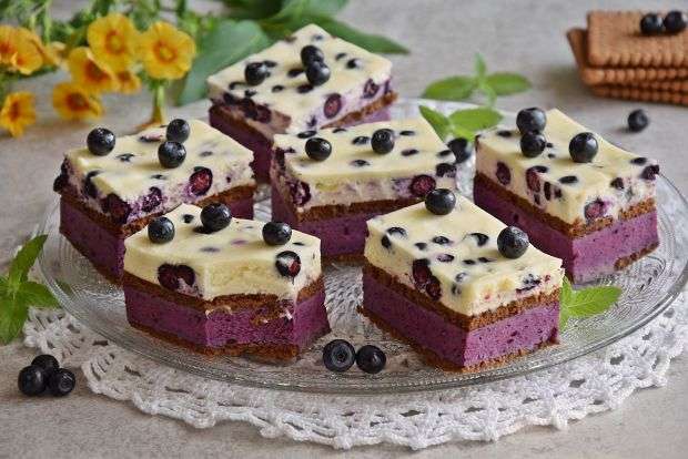 Cake with blueberries on biscuits jigsaw puzzle online