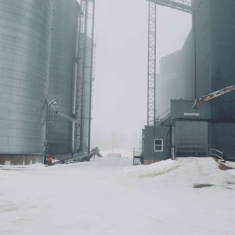 silos de metal gris durante el invierno rompecabezas en línea