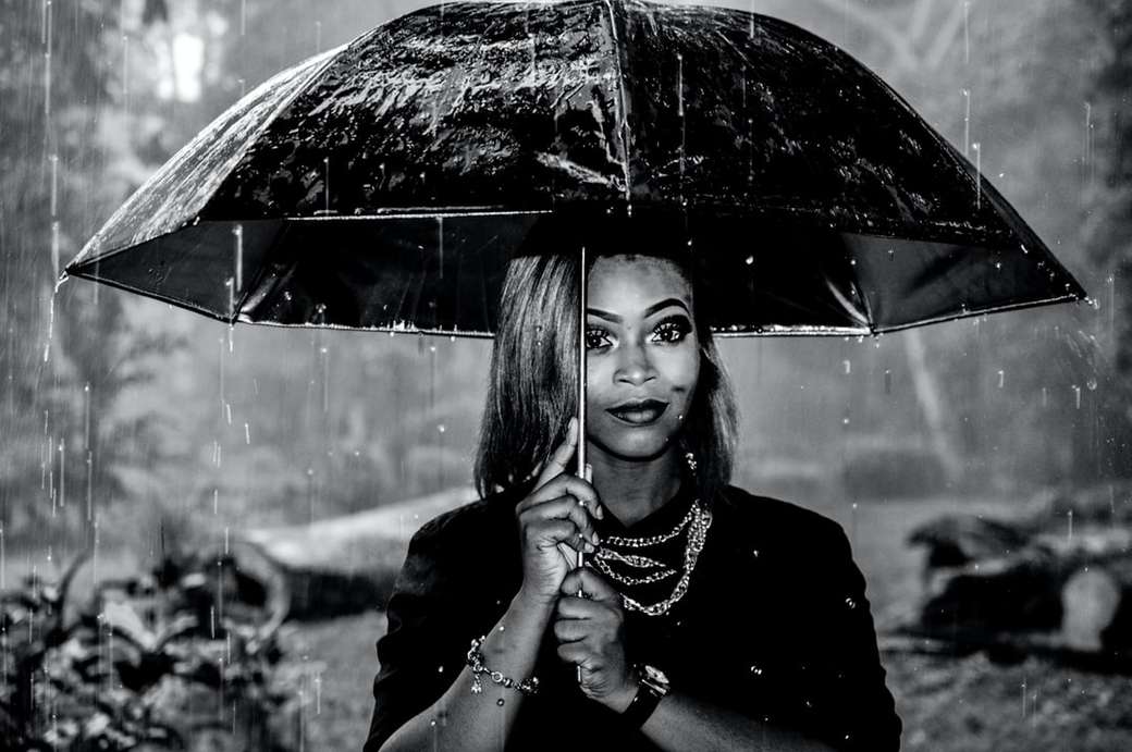 жінка і проливний дощ онлайн пазл