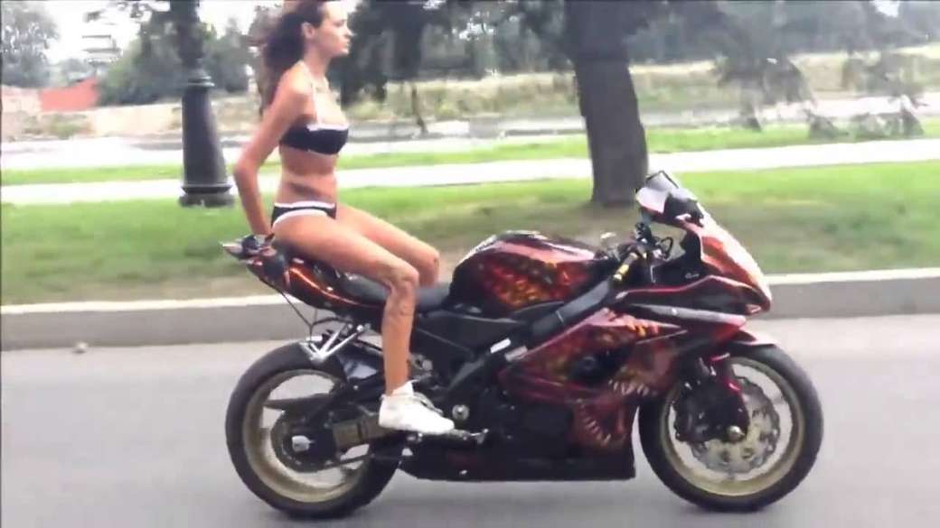 Дівчина з мотоциклом пазл онлайн
