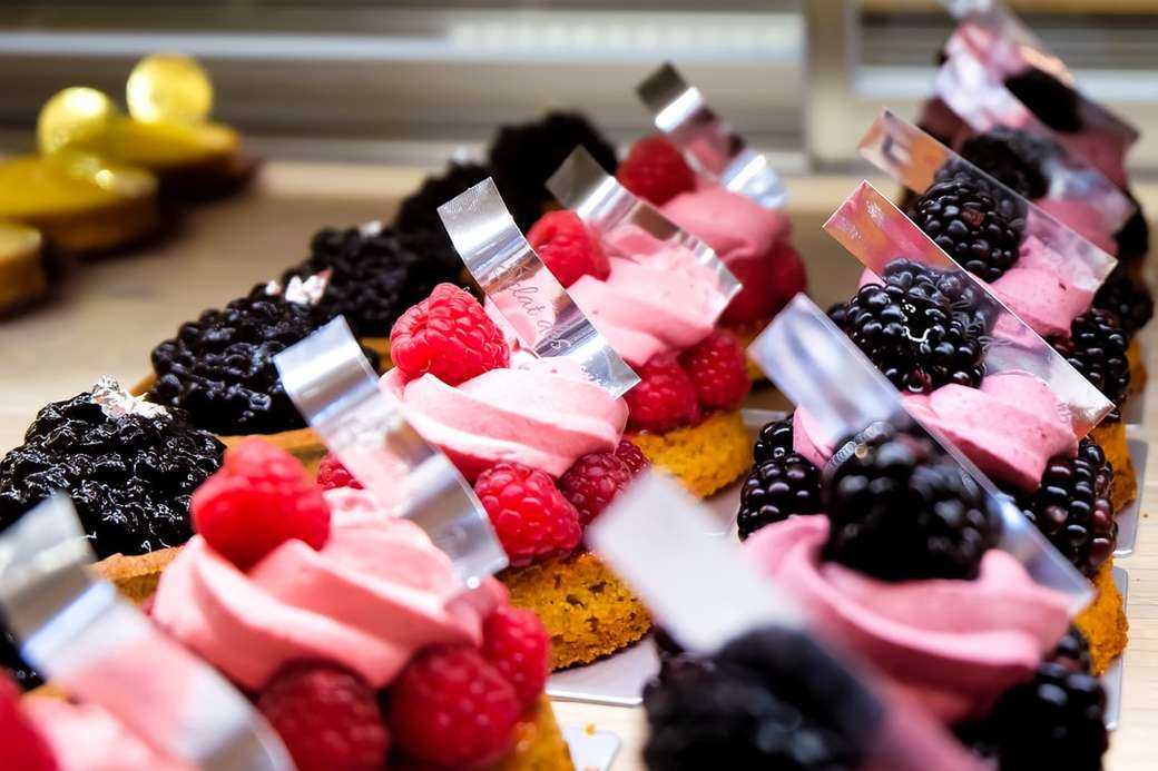 cupcakes cu fructe de padure jigsaw puzzle online