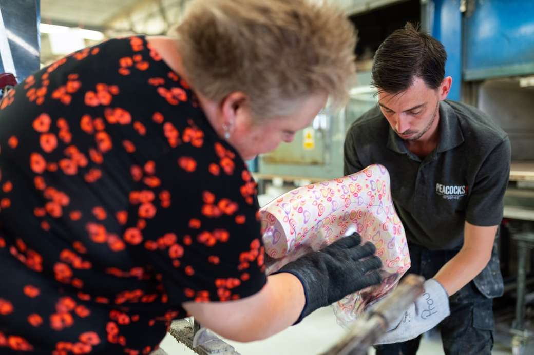 Les ingénieurs techniciennes orthopédiques fabriquent un plâtre de jambe personnalisé puzzle en ligne