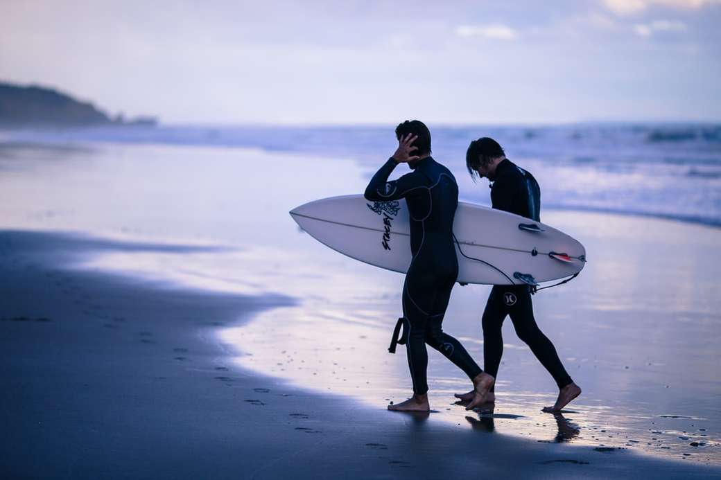 Серфінгісти на пляжі Торкі онлайн пазл