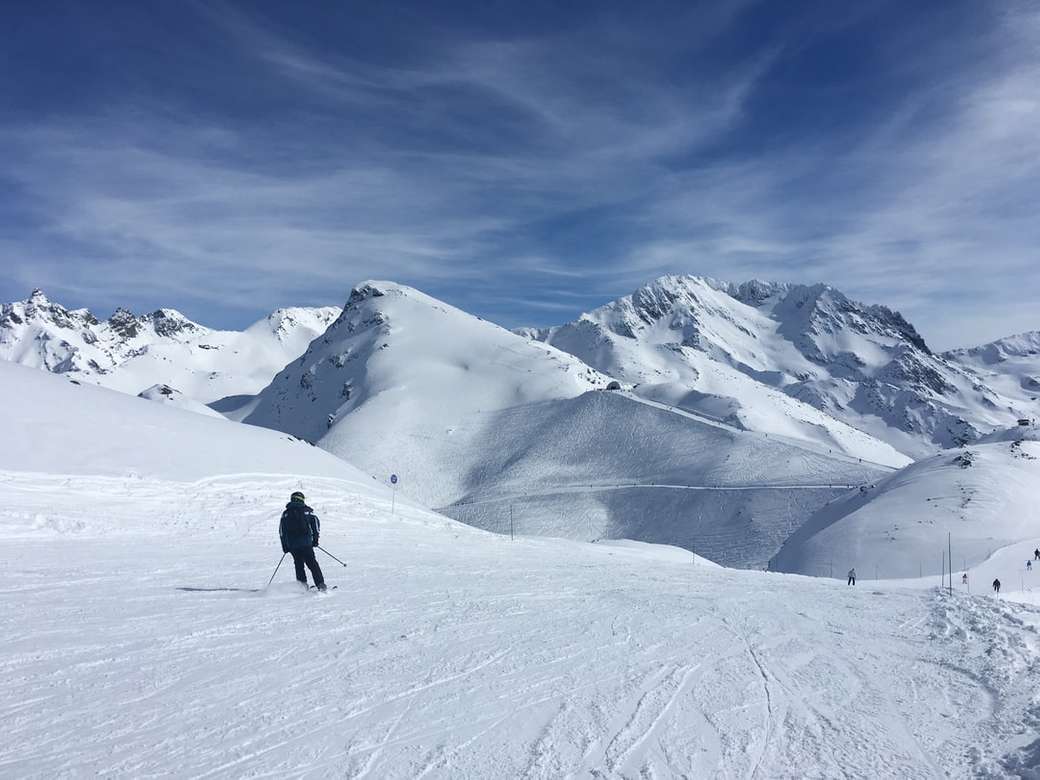 άτομο που κάνει σκι στο χιονισμένο βουνό online παζλ