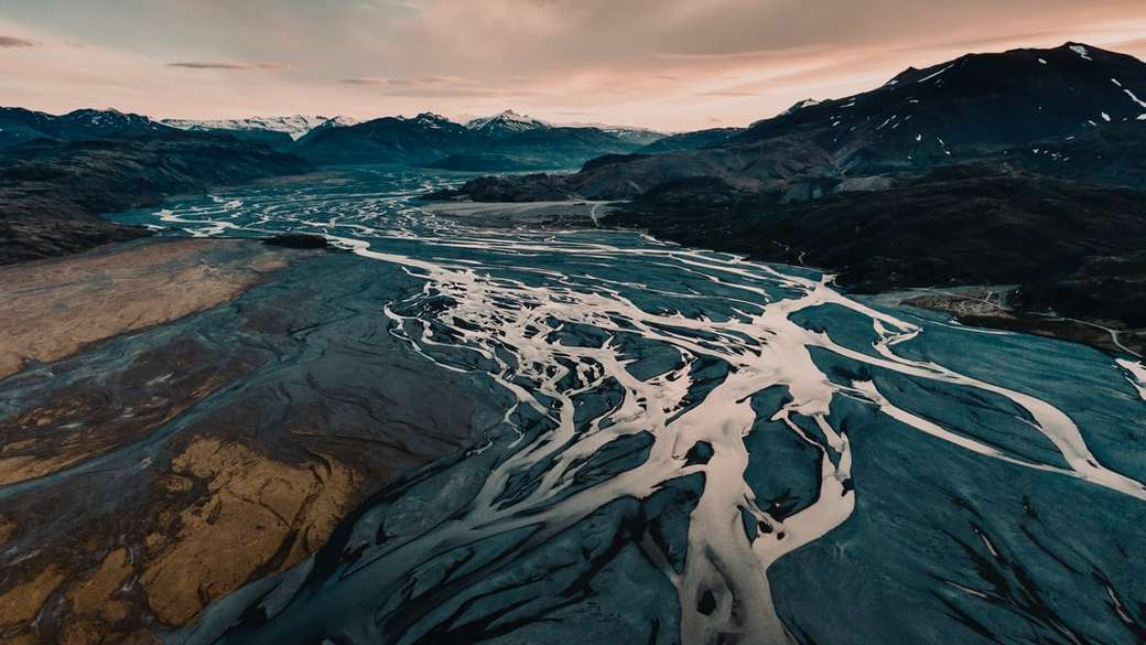Împușcare aeriană a căii fluviale din Islanda puzzle online