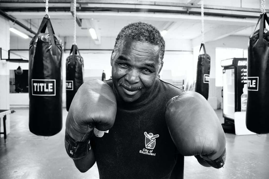 фотографія боксера у відтінках сірого пазл онлайн