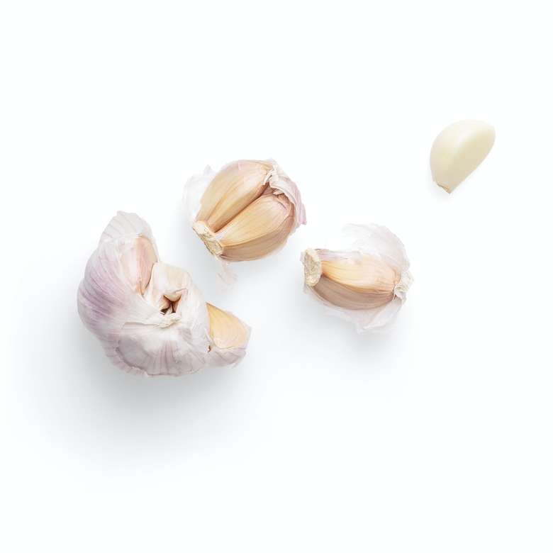 bulbo di aglio sulla superficie bianca puzzle online