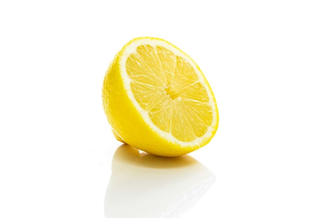 Zitrone auf weißem Hintergrund schneiden Online-Puzzle