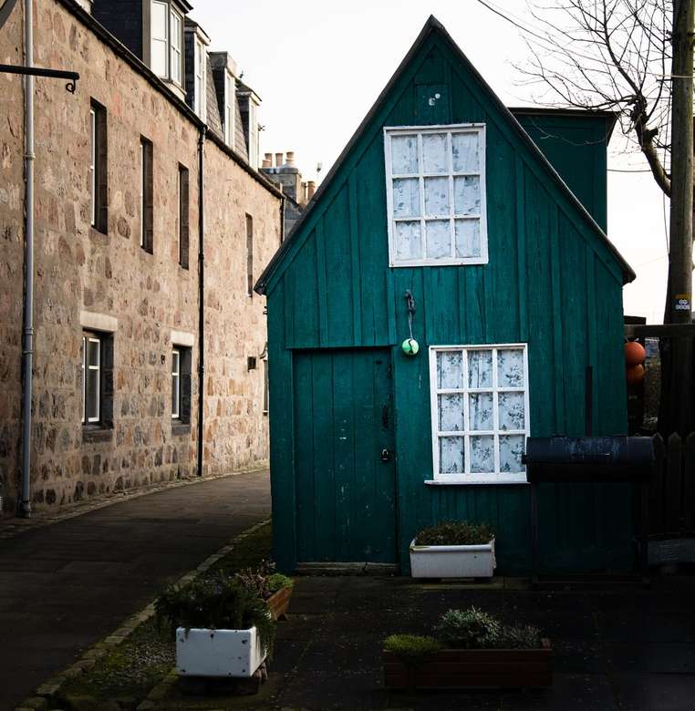 En färgglad träskjul i Footdee, Aberdeen. Pussel online