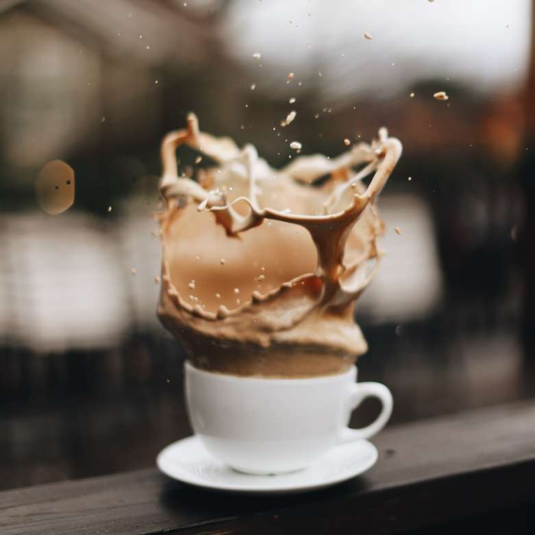 морозиво в білій керамічній чашці пазл онлайн