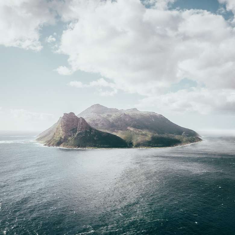 πανοραμική φωτογραφία του νησιού κάτω από άσπρα σύννεφα παζλ online