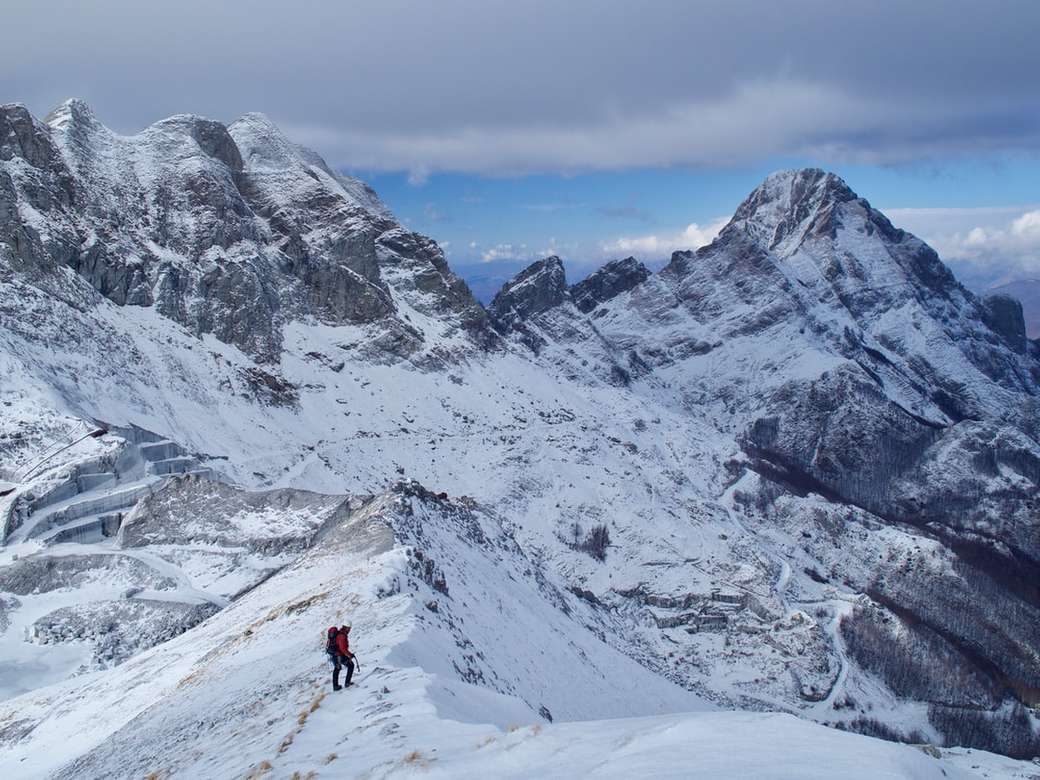 човек в снежна планина онлайн пъзел