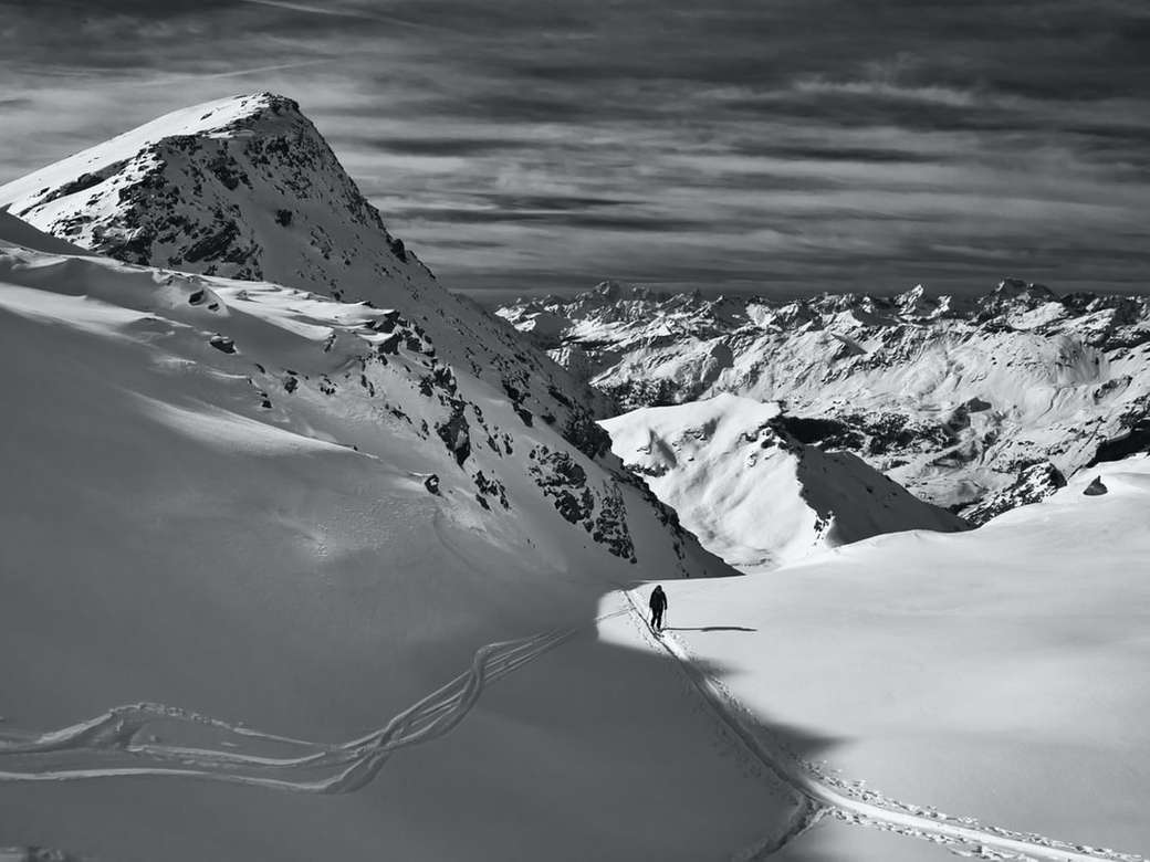 雪に覆われた山のグレースケール写真 オンラインパズル