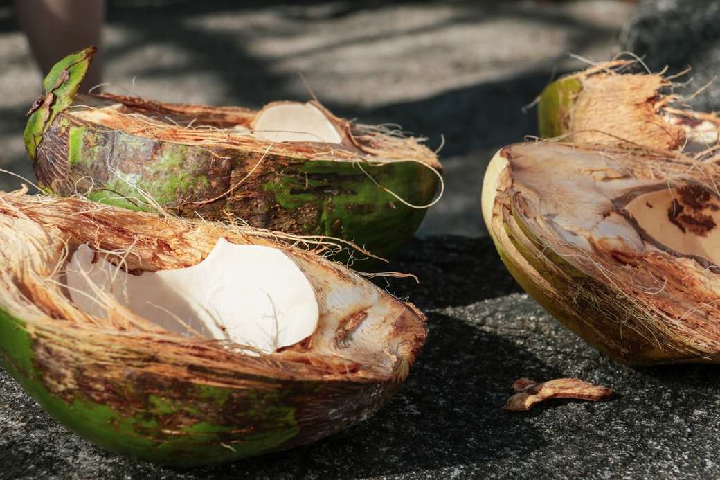 Kokosové ořechy, rozdělené na polovinu. online puzzle