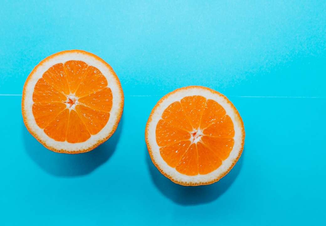 Orangen auf dem blauen Hintergrund. Puzzlespiel online