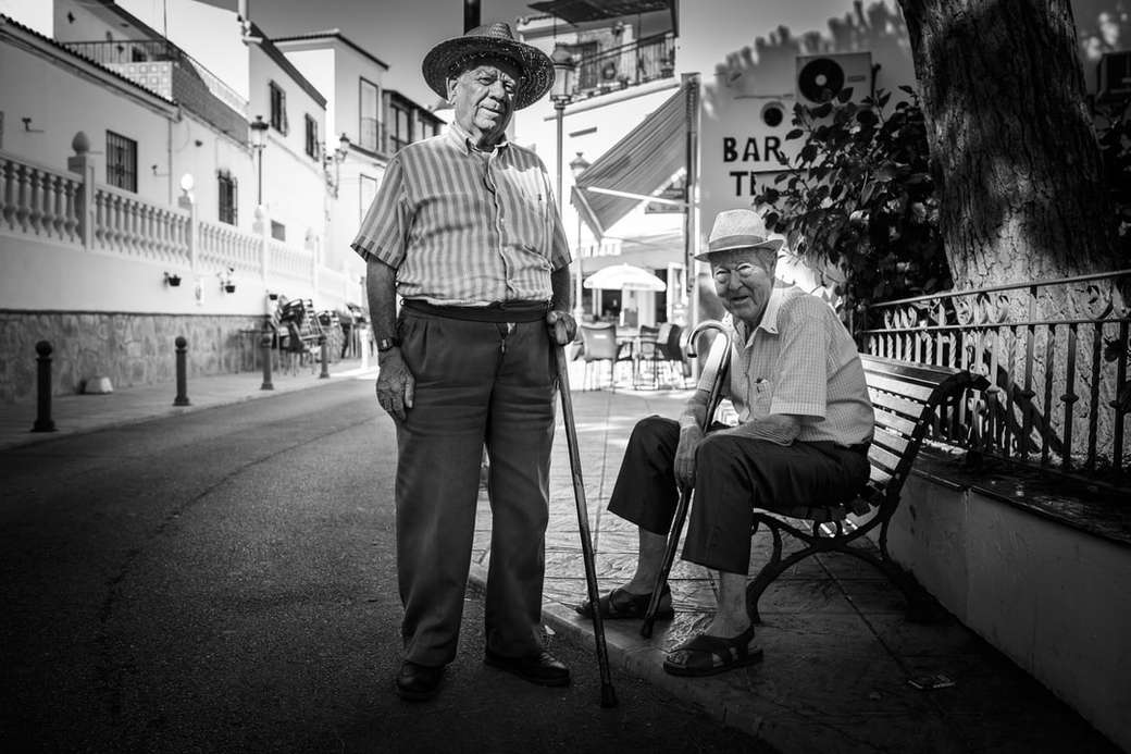 Due uomini anziani in una città antica in Andalusia, Spagna puzzle online