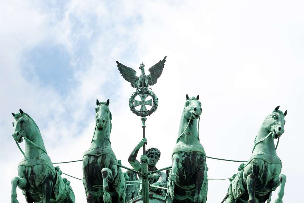 photo en niveaux de gris de la statue de l'homme à cheval puzzle en ligne