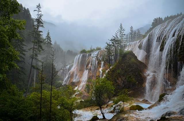 Водопад в горах пазл онлайн