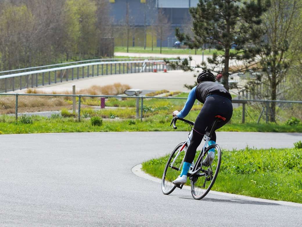 ciclista in sella alla bicicletta puzzle online