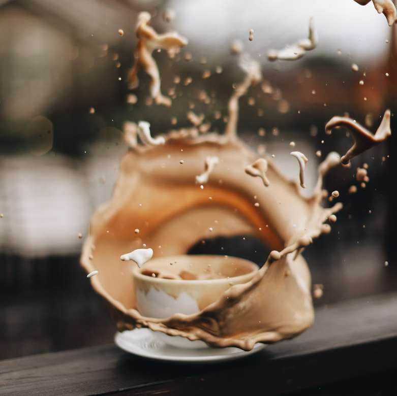 fehér kerámia teáscsésze barna folyadékkal kirakós online