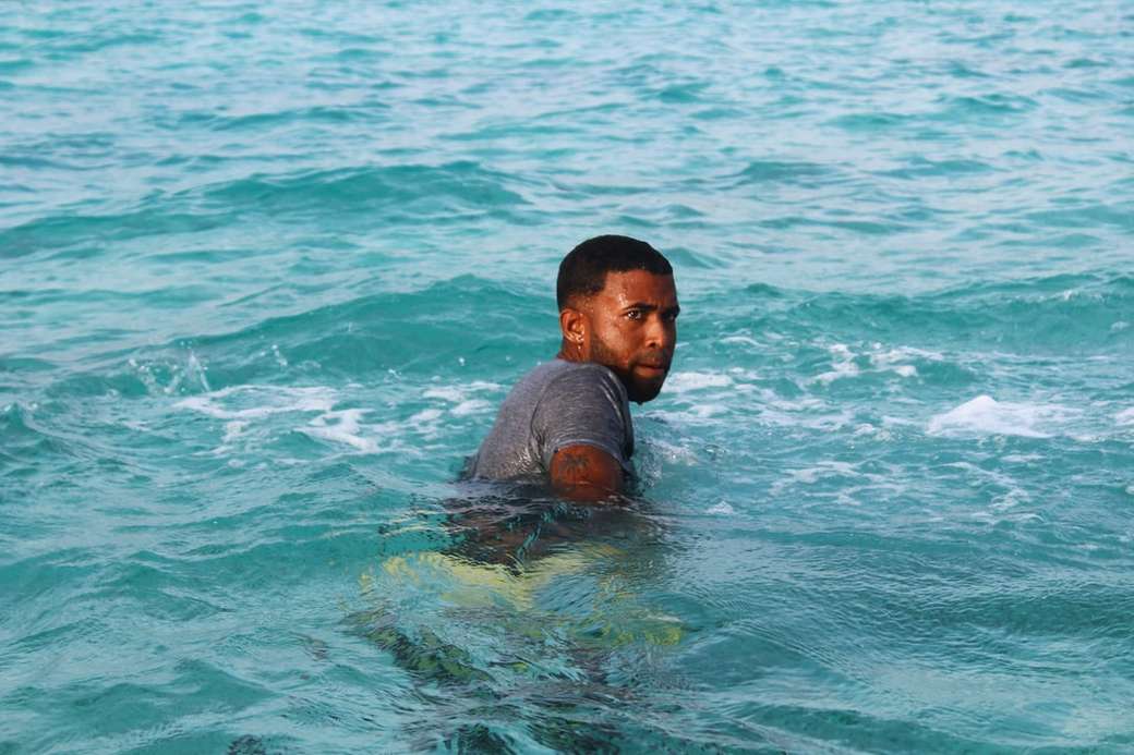 черен човек вътре в морето онлайн пъзел