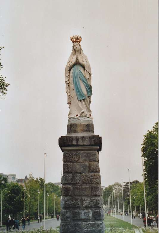 Mary szobra Lourdes-ban online puzzle