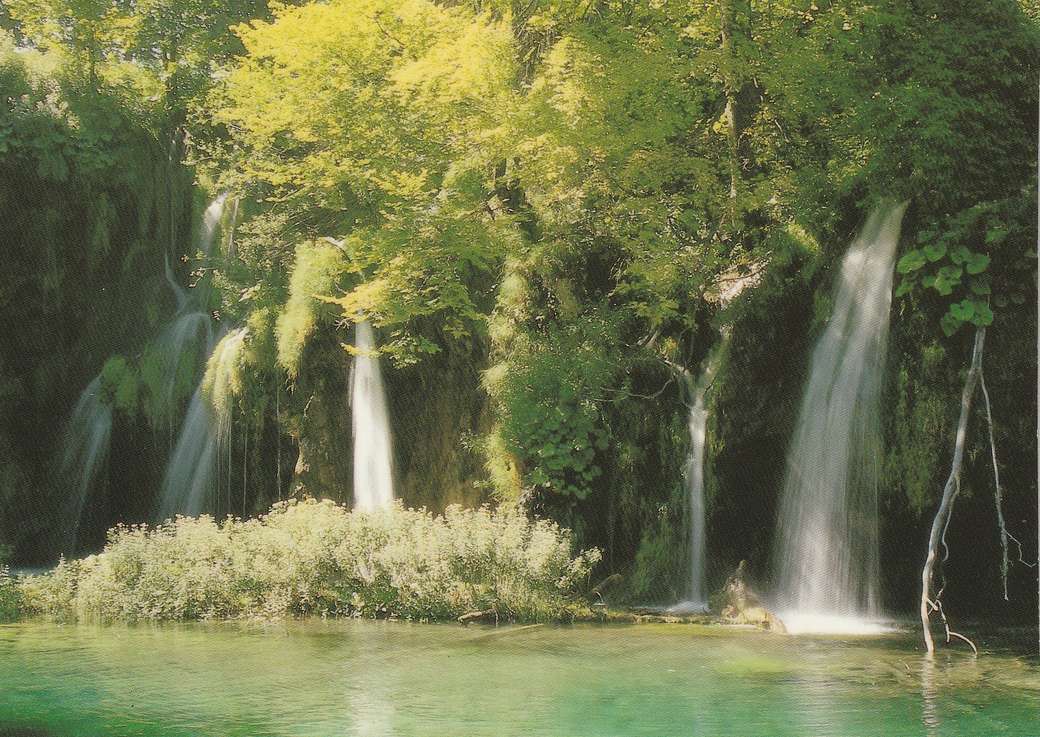 Няколко водопада в зелено онлайн пъзел