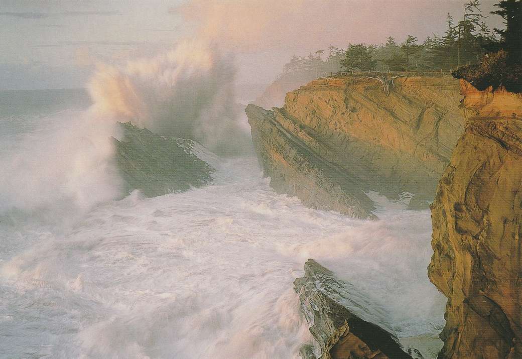 Wellenbrecherfelsen an der Küste Puzzlespiel online