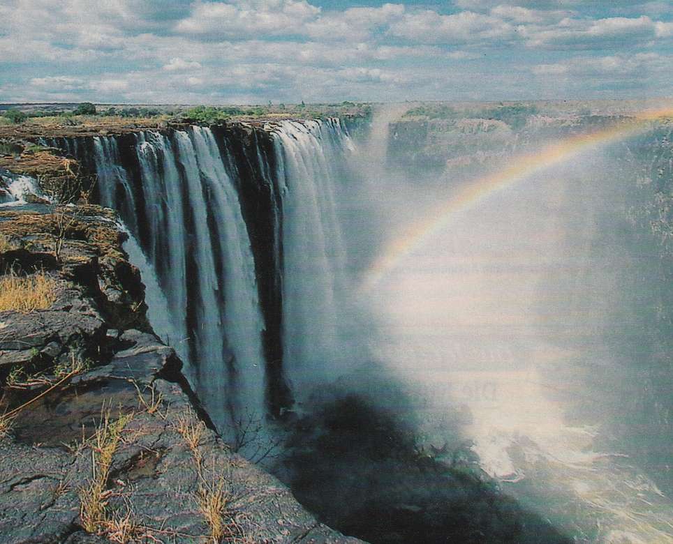 Высокий водопад с радугой онлайн-пазл