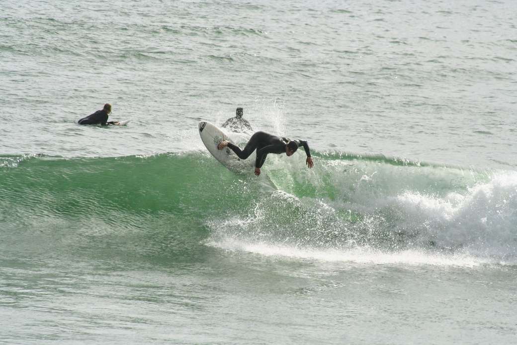 muž surfování na vlnách skládačky online
