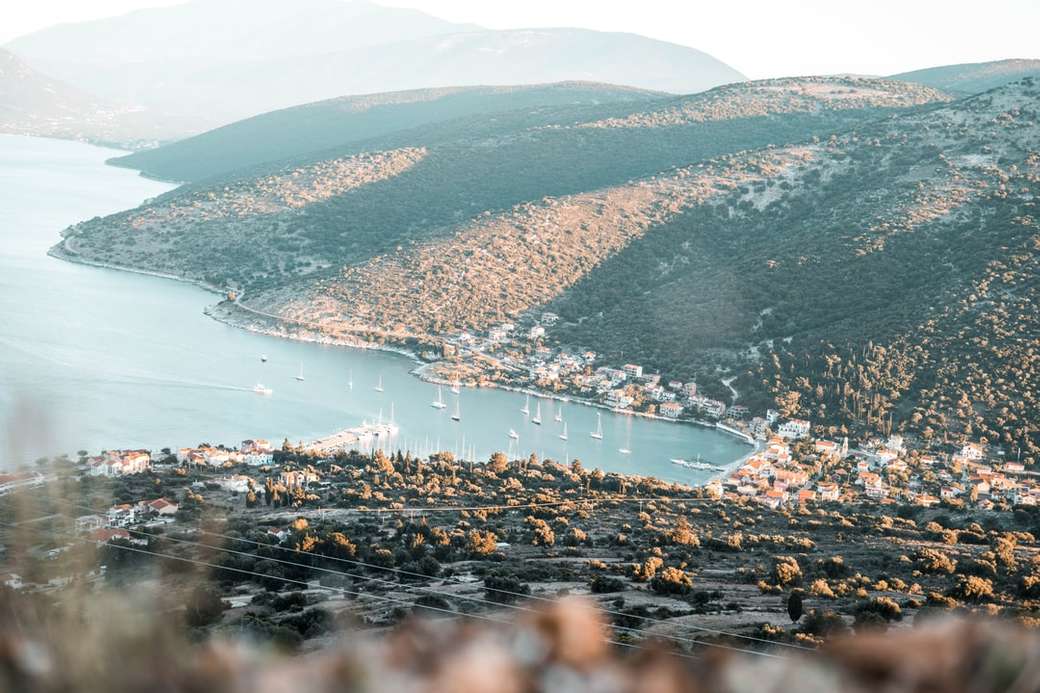 Vista a la montaña de Agia Efimia, Kefalonia, Grecia rompecabezas en línea