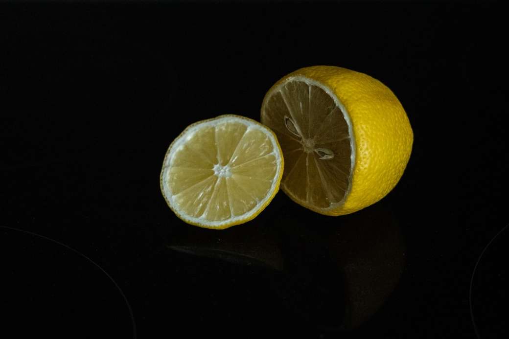 нарязан лимон на черна повърхност онлайн пъзел