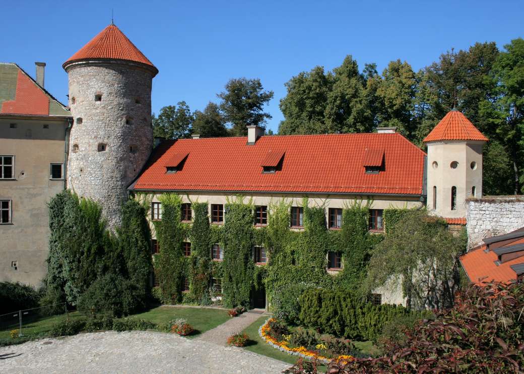 Zamek i dziedziniec zamkowy jigsaw puzzle online