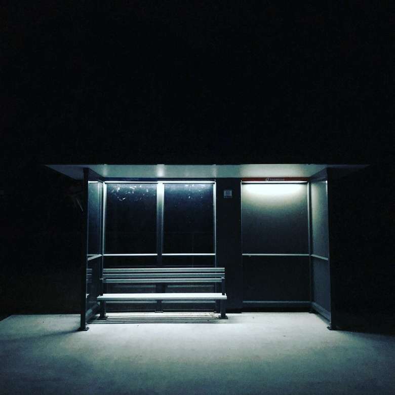 Busshållplats på natten pussel på nätet