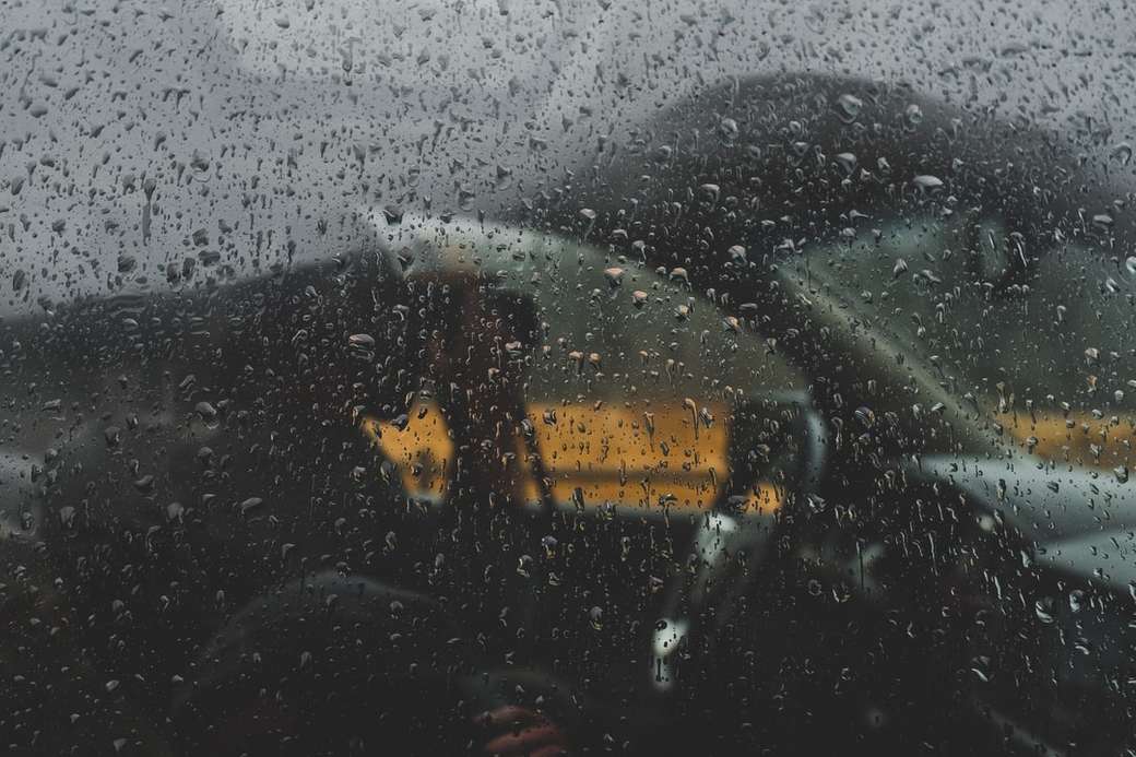 muž v postranním vozidle během deštivého dne skládačky online