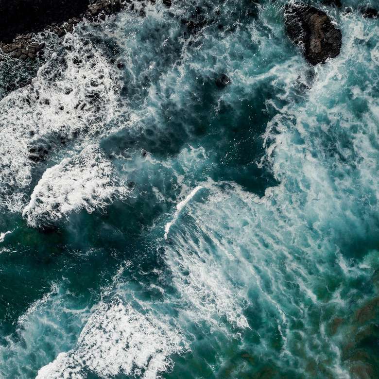 Meereswellen treffen auf felsige Ufer Online-Puzzle