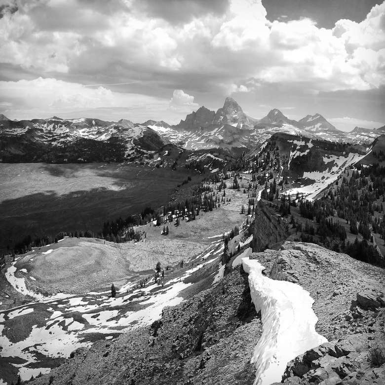 fotografia in scala di grigi di copertura collina di montagna con la neve puzzle online
