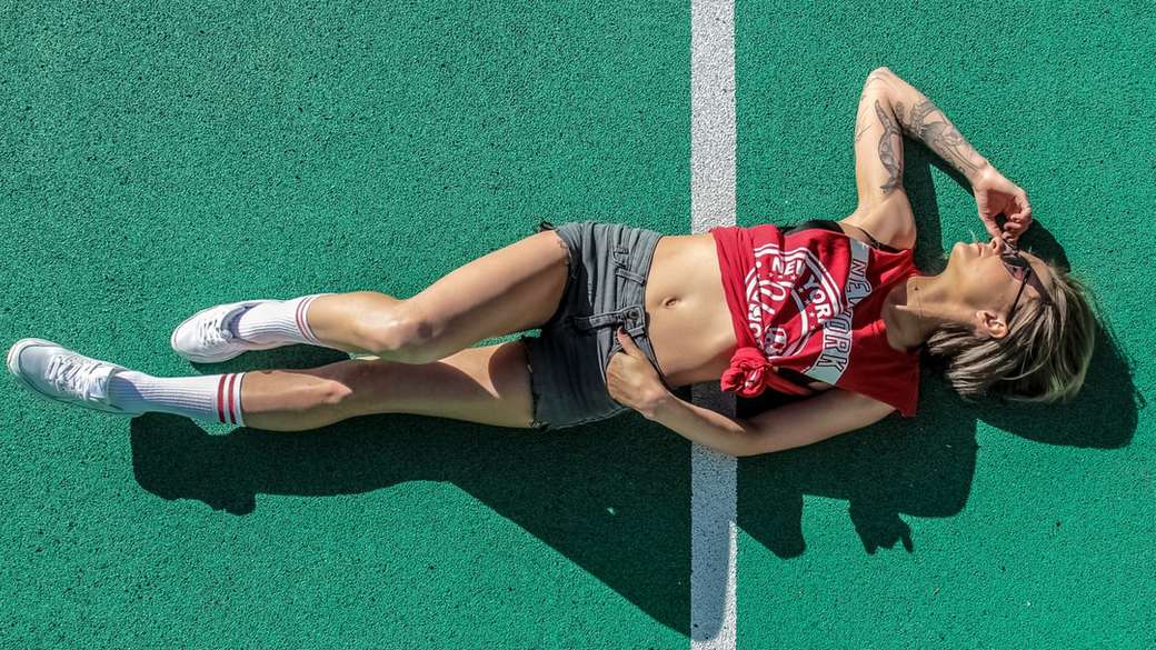 жена лежи на спортно игрище онлайн пъзел