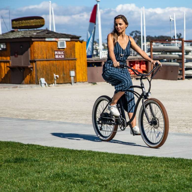 mujer montando bicicleta rompecabezas en línea