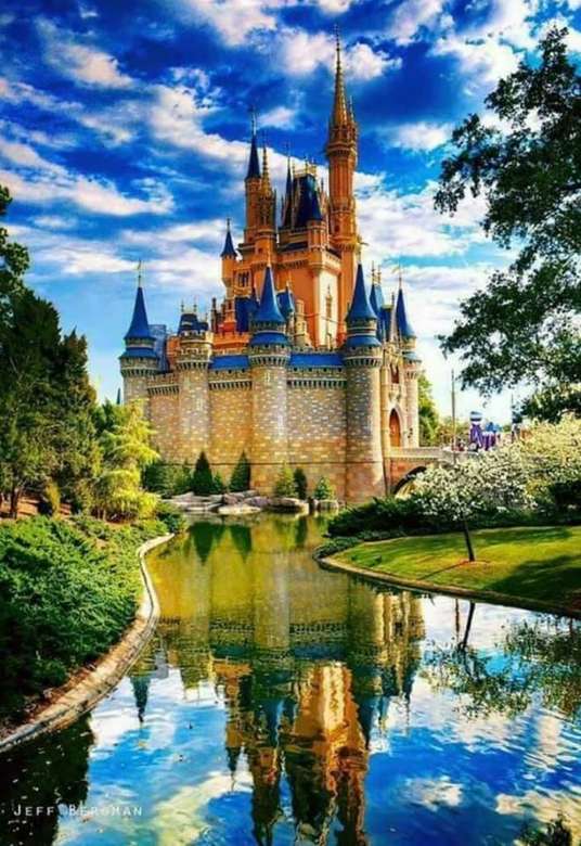 Gyönyörű kastély, tó körül, gyönyörű természettel online puzzle