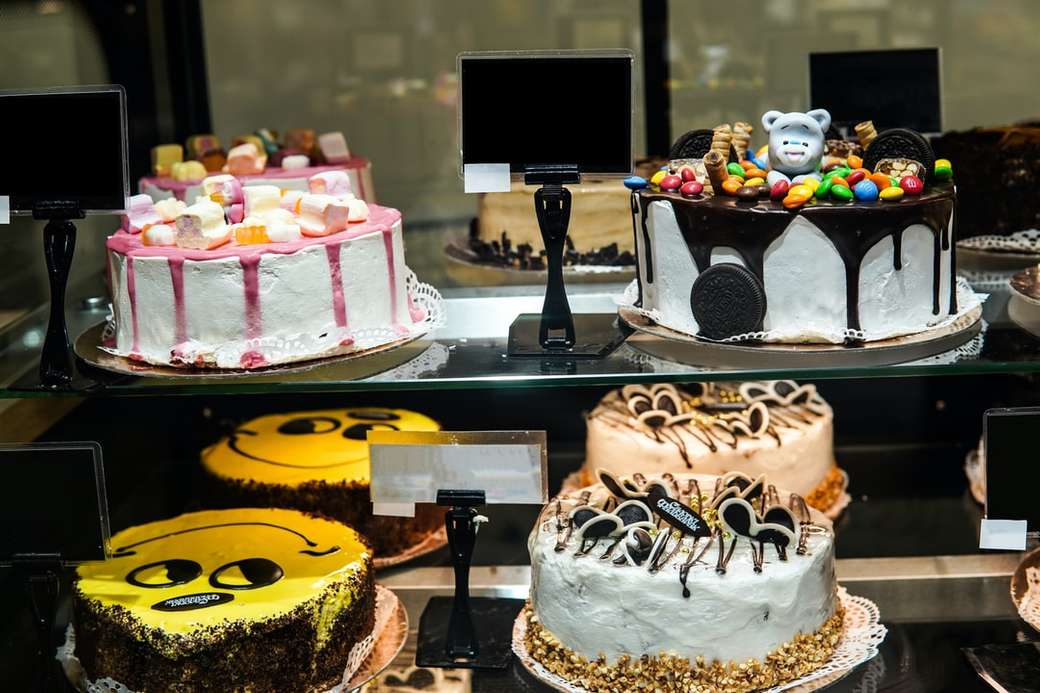 Kuchen stehen in einer Bäckerei Puzzlespiel online