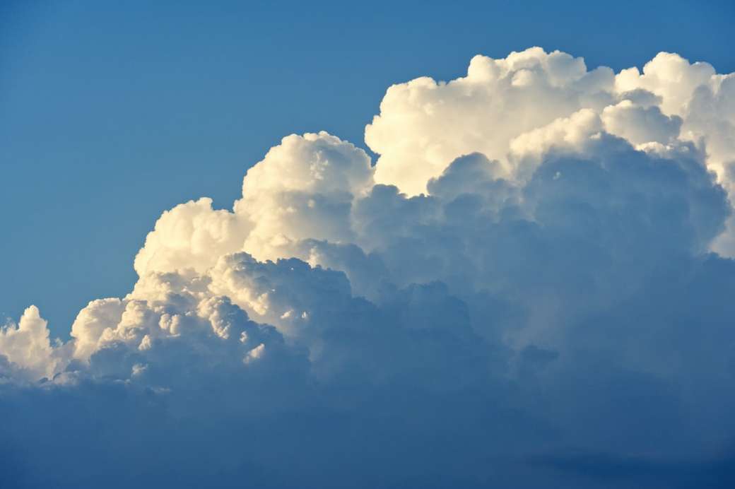 Fehér felhők a kék ég online puzzle