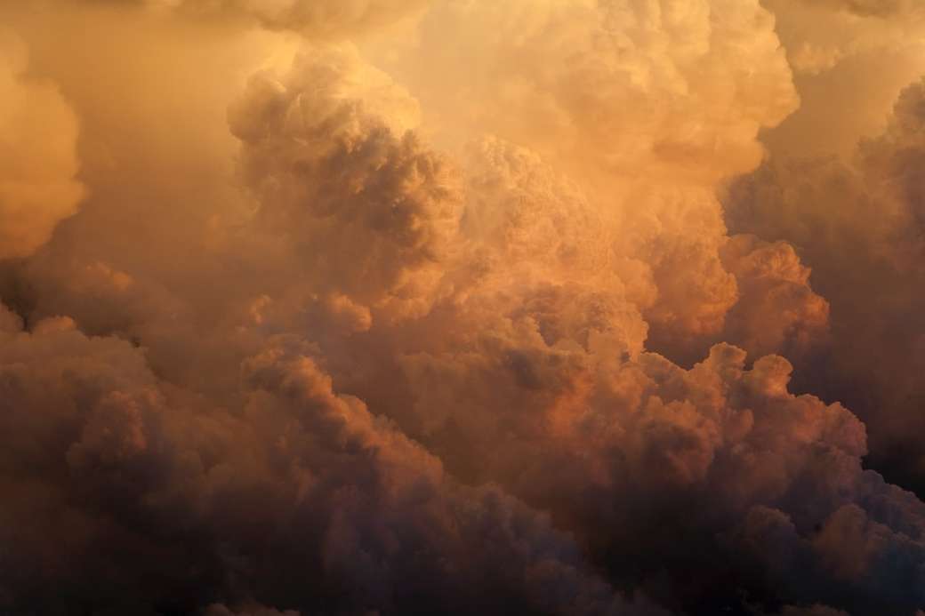 снимка на бели облаци през златен час онлайн пъзел