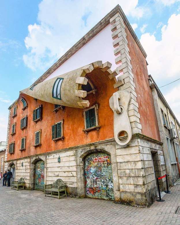 Byggnad med dragkedja i Milan pussel på nätet